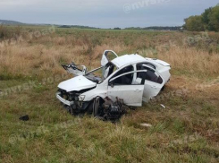 Вылетел из автомобиля и насмерть разбился мужчина под Новороссийском