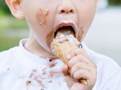 Жительница Новороссийска требует запретить мороженое детям до 7 лет