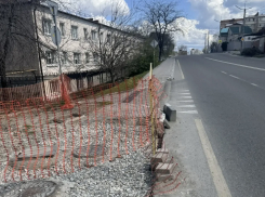 «Это издевательство»: жительница Новороссийска уже не в первый раз возмущается разрытием «имени АТЭК»