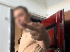 Толкнул и распылил перцовку: агрессивный сосед не дает покоя жительнице Новороссийска 