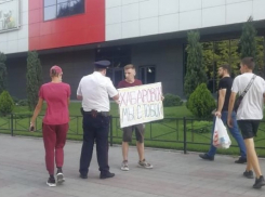 «Хабаровск, мы с тобой»: новороссиец устроил одиночный пикет в центре города 