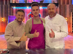 Константин Ивлев и Сергей Пенкин отдали золотой нож парню из Новороссийска