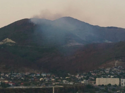 В Новороссийске горит лес