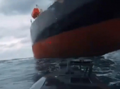 Украинские беспилотники атаковали судно в Черном море, которое шло в Новороссийск