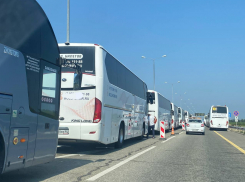 До Чёрного моря не добраться: туристы стоят в длинной пробке на пути к Краснодарскому краю и Крыму