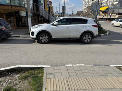 Новороссийцам с коляской пришлось рисковать жизнью из-за «автоледи» 