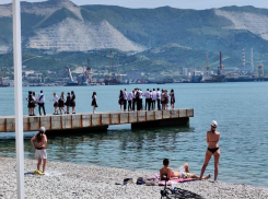 Выпускники Новороссийска украсили собой городской пляж