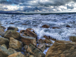 Плавают только «моржи»: море Новороссийска остается по-зимнему холодным