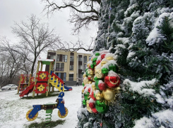 Зимние забавы - это опасно: новороссийцев просят не кататься, цепляясь за авто