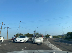 На въезде в Новороссийск- гигантская пробка, у поворота в Раевскую - ДТП