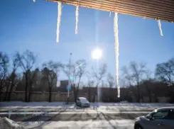 Туда не ходи, сюда ходи: сосульки, падающие с крыш домов в Новороссийске становятся причиной несчастий