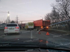 Два одиночества встретились: в пригороде Новороссийска столкнулись маршрутка и КАМАЗ