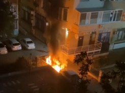 Назад в 90-е: поздно ночью в Новороссийске сгорел автомобиль 