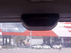 Наплевав на правила, бабушка с тележкой шла по опасному перекрестку в Новороссийске