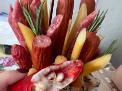 В Новороссийске мужчине на 23 февраля привезли испорченный съедобный букет