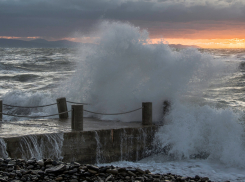 Чёрное море штормит, а ветер в Новороссийске превысил 22 метров в секунду: завораживающие кадры 