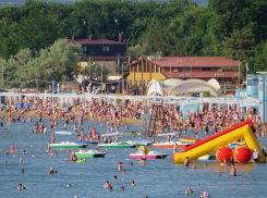 Яблоку негде упасть: людей на пляжах Черного моря становится все больше