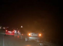 Трасса Новороссийск-Краснодар продолжает сиять «аварийками»: водители массово пробивают колёса