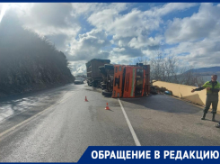 Мусоровоз вёз и не довёз: подробности ДТП на выезде из Новороссийска 