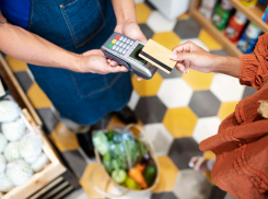 10 тысяч рублей, как и не было: почему новороссийцам нужно держать банковскую карту крепче 