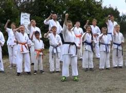 В эстафете здоровья приняли участие дети-каратисты из Новороссийска