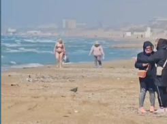 «Песок не тот. И камни»: в Анапе открыли купальный сезон и рассказали, что происходит на пляже