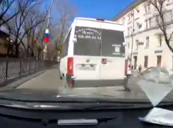 Маршрутчик подрезал новороссийца и пролетел на красный