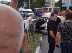 Маршрутка с пассажирами столкнулась с ладой: работают 2 бригады скорой помощи