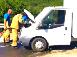 Загоревшийся автомобиль тушили бетононасос и пожарные. Есть видео