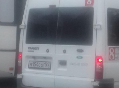 Люди в салоне крестились: маршрутка чуть не угодила под фуру в Новороссийске