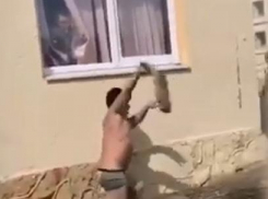 Кидался с куском облицовочной плитки: в новороссийскую школу проник полуголый, неадекватный мужчина 