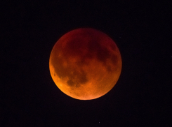 «Кровавая луна» светила этой ночью новороссийцам: очевидцы поделились кадрами
