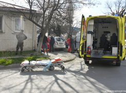 «Скорая», носилки и две иномарки: жесткая авария произошла в центре Новороссийска 