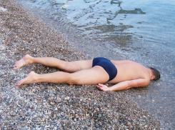 На пляжах Новороссийска отдыхающие пьют: чем власти хотят остановить любителей спиртного 