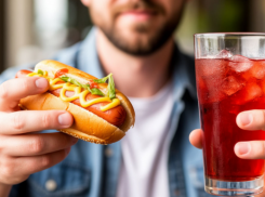 Забудьте про хот-доги с лимонадом: в ВОЗ призвали запретить сосиски, сладкую газировку и майонез
