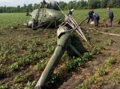 Вертолет рухнул на поле. Есть погибший