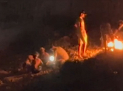 Отдыхающие развели костер прямо на набережной Новороссийска 