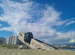 Дети залезли на мемориал «Малая земля» в Новороссийске: полиция это так не оставит