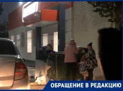 Лишенные чести и достоинства: прилично одетые люди вынуждены копаться в мусорных контейнерах в Новороссийске