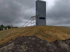 Вместо зелени – сено: на «Малой Земле» в Новороссийске уложили желтый газон 