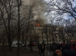 11 пожарных тушат огонь, а два корреспондента «Блокнота» работают на пепелище в центре Новороссийска 
