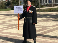 «Кто крышует наркопритон?» - казак вышел на одиночный пикет у администрации Новороссийска
