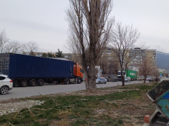 Большегрузы заполонили дорогу рядом с детским садом в Новороссийске 