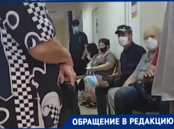 Из-за огромной очереди в одной из поликлиник Новороссийска люди не могут попасть на приём 