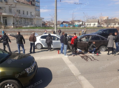 В Новороссийске LADA Vesta выехала на встречку и протащила KIA 10 метров