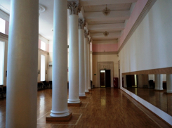 Весь июль новороссийцы будут создавать семьи в зеркальном зале Гортеатра