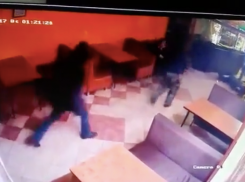 Из автомата Калашникова расстреляли  трех человек в поселковом кафе