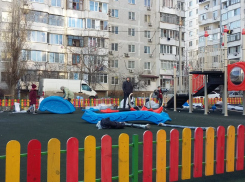 Дедлайны поджимают: по всему Новороссийску экстренно устанавливают детские площадки