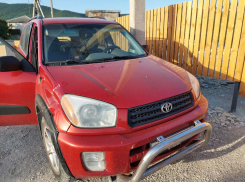 Неизвестный подбил машину новороссийцев и скрылся в закат 