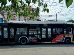 Раньше писали на заборах, а теперь на автобусах: администрация Новороссийска выбрала новый способ коммуникации с населением